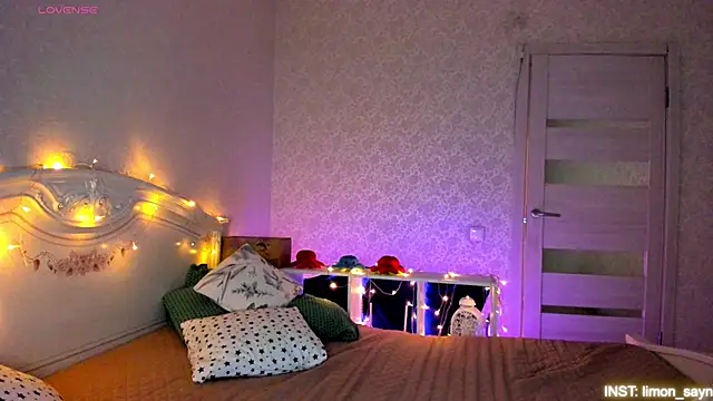 LillyMoure  online show from April 2026 11:48:01 PM