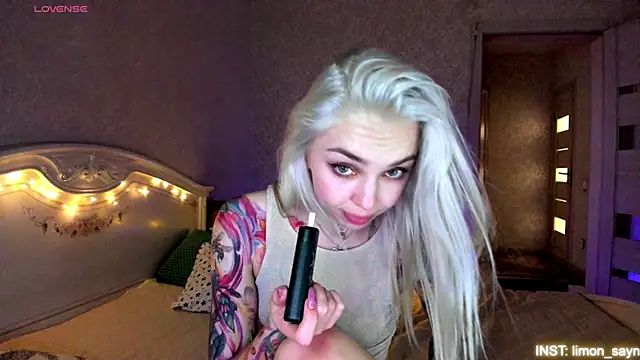 Snapshot of LillyMoure_ chatting on June 2026 03:04:02 AM LillyMoure online show from June 2026 03:04:02 AM