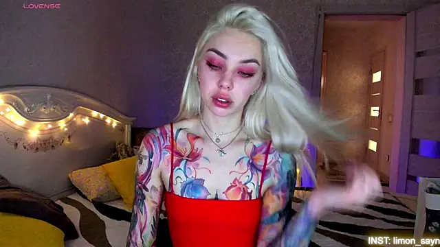 Snapshot of LillyMoure_ chatting on June 2026 11:29:02 PM LillyMoure online show from June 2026 11:29:02 PM