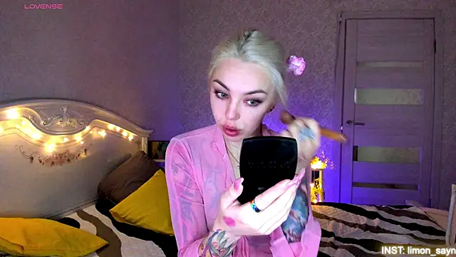 Snapshot of LillyMoure_ chatting on June 2026 11:20:02 PM LillyMoure online show from June 2026 11:20:02 PM