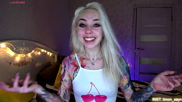 Snapshot of LillyMoure_ chatting on June 2026 11:07:01 PM LillyMoure online show from June 2026 11:07:01 PM