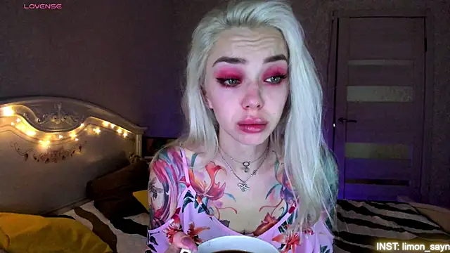 Snapshot of LillyMoure_ chatting on June 2026 11:13:01 PM LillyMoure online show from June 2026 11:13:01 PM