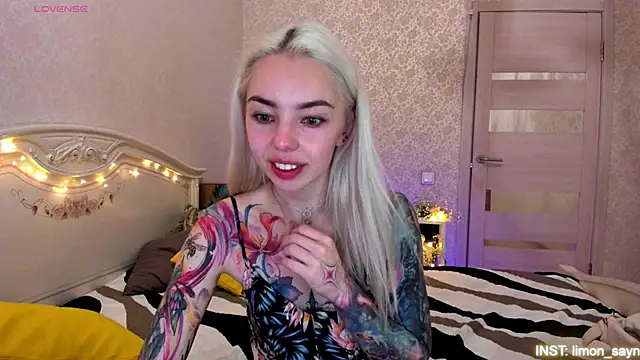 Snapshot of LillyMoure_ chatting on June 2026 04:08:01 AM LillyMoure online show from June 2026 04:08:01 AM