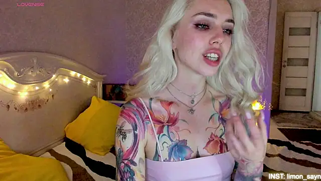 Snapshot of LillyMoure_ chatting on July 2026 03:23:01 AM LillyMoure online show from July 2026 03:23:01 AM