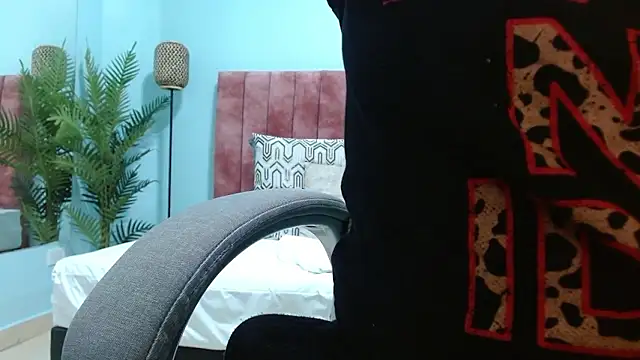 Snapshot of sophia_hadid chatting on January 2026 08:00:01 PM sophia hadid online show from January 2026 08:00:01 PM