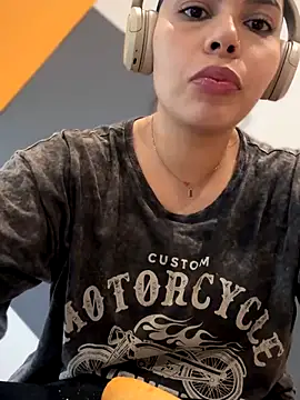 Snapshot of GigiiStone chatting on November 2025 02:06:01 PM GigiiStone online show from November 2025 02:06:01 PM