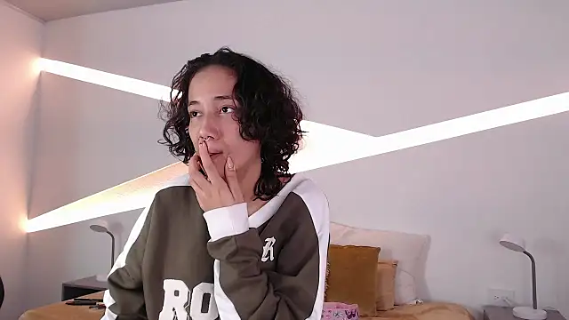 Snapshot of hot_little_bunny chatting on December 2024 09:20:02 PM hot little bunny online show from December 2024 09:20:02 PM