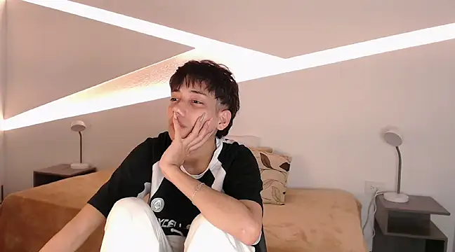 Snapshot of hot_little_bunny chatting on January 2025 09:28:01 PM hot little bunny online show from January 2025 09:28:01 PM