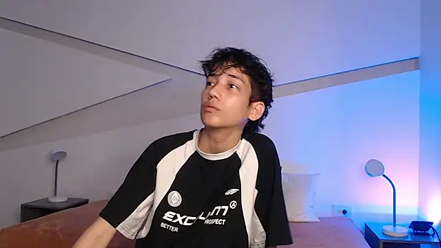 Snapshot of hot_little_bunny chatting on February 2025 08:25:01 PM hot little bunny online show from February 2025 08:25:01 PM