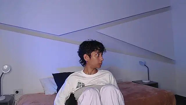 Snapshot of hot_little_bunny chatting on February 2025 09:12:01 PM hot little bunny online show from February 2025 09:12:01 PM