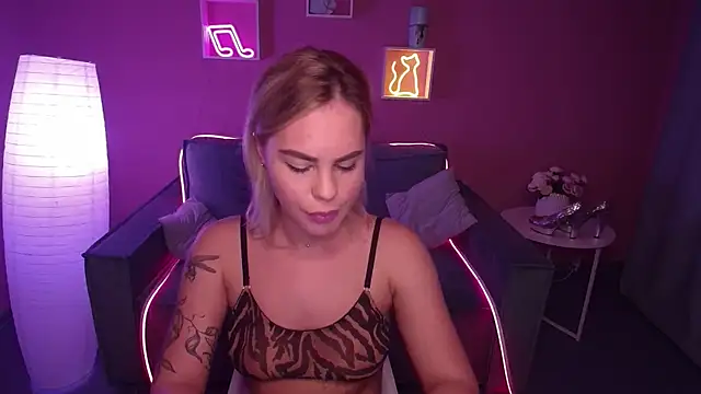 Snapshot of RikaRaily chatting on December 2024 08:58:01 AM RikaRaily online show from December 2024 08:58:01 AM