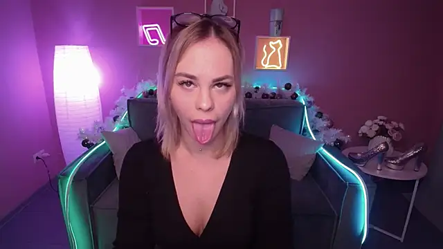 Snapshot of RikaRaily chatting on January 2025 06:03:02 AM RikaRaily online show from January 2025 06:03:02 AM