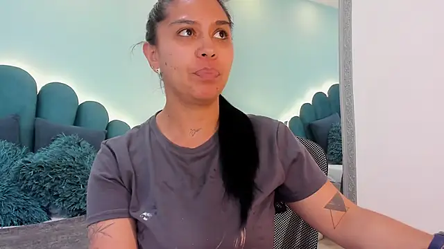 sharlott18 online show from April 2026 07:41:01 PM