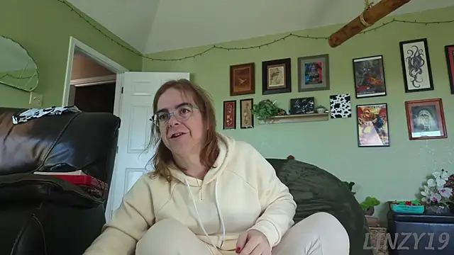 Linzy 19 online show from November 2025 05:34:01 PM