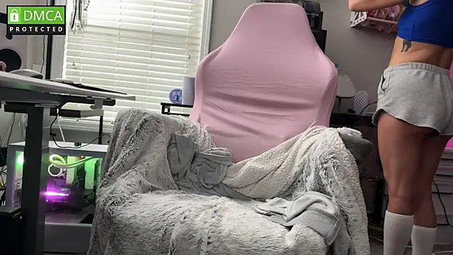 Snapshot of Cosmic_Rose chatting on October 2025 02:23:02 PM Cosmic Rose online show from October 2025 02:23:02 PM