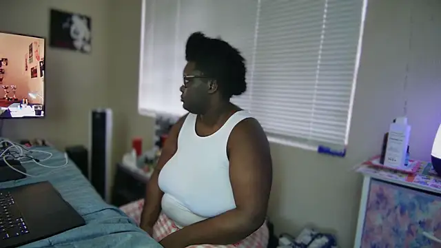 Snapshot of Yagurl__west chatting on February 2025 12:43:01 AM Yagurl west online show from February 2025 12:43:01 AM