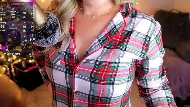 Snapshot of lovejulietxo chatting on December 2024 12:13:02 PM lovejulietxo online show from December 2024 12:13:02 PM