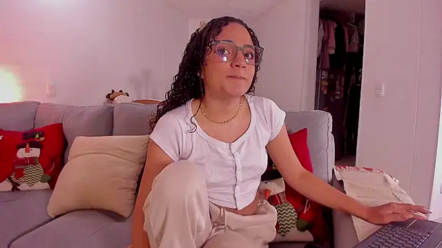 Snapshot of DAHLIA_BROWNIE chatting on January 2025 05:19:02 AM DAHLIA BROWNIE online show from January 2025 05:19:02 AM