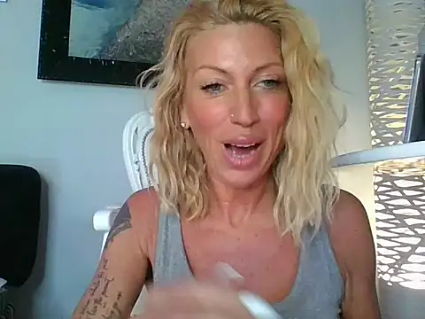 Snapshot of Weloveblue chatting on November 2025 12:39:02 PM Weloveblue online show from November 2025 12:39:02 PM