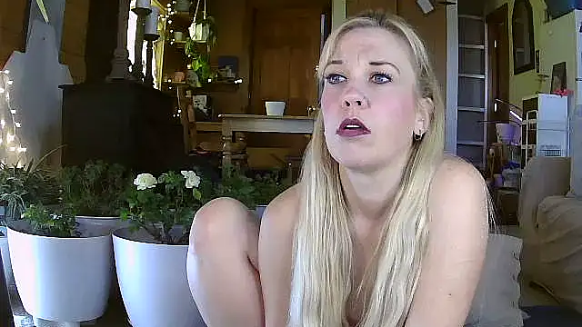 lyra rose online show from April 2026 05:57:01 PM