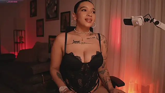 HannahW  online show from April 2026 09:45:01 PM