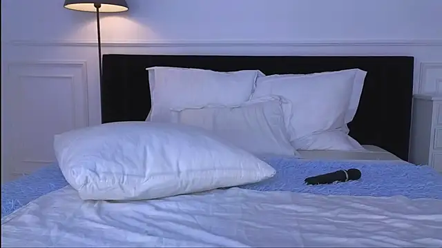 NicoleMarani online show from December 2025 03:02:02 AM