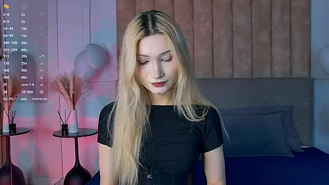 Snapshot of CarolReeves chatting on November 2025 06:18:02 AM CarolReeves online show from November 2025 06:18:02 AM