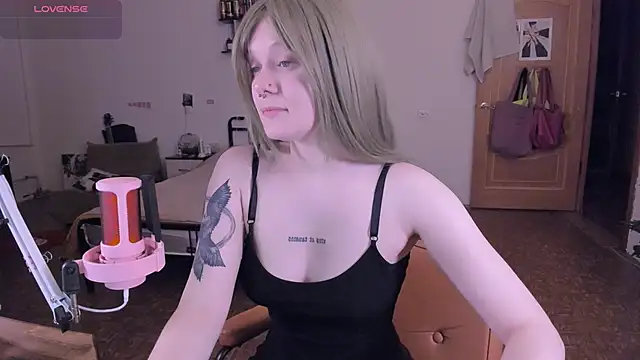 Snapshot of cyber_whore_ chatting on December 2025 03:20:01 PM cyber whore online show from December 2025 03:20:01 PM