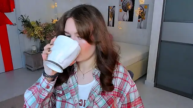 MiracleCurly online show from March 2025 10:03:01 AM