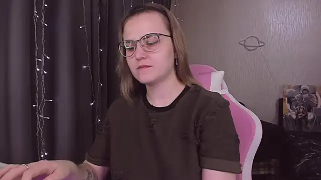 Snapshot of MissBrightShine chatting on October 2025 11:06:02 AM MissBrightShine online show from October 2025 11:06:02 AM