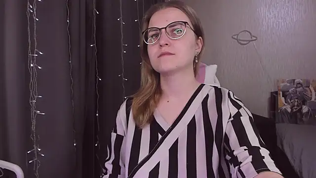 Snapshot of MissBrightShine chatting on November 2025 12:05:01 PM MissBrightShine online show from November 2025 12:05:01 PM