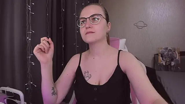 Snapshot of MissBrightShine chatting on November 2025 10:32:01 AM MissBrightShine online show from November 2025 10:32:01 AM