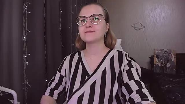 Snapshot of MissBrightShine chatting on November 2025 11:58:01 AM MissBrightShine online show from November 2025 11:58:01 AM