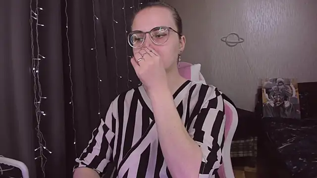 Snapshot of MissBrightShine chatting on December 2025 11:19:01 AM MissBrightShine online show from December 2025 11:19:01 AM