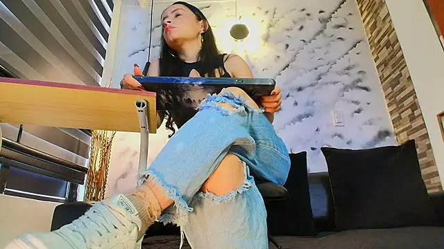 Sophie LittleS online show from November 2025 12:50:02 PM