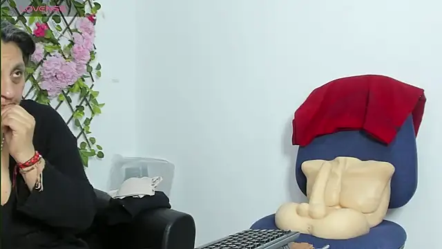 Snapshot of merlyna_goldens chatting on November 2025 11:27:02 PM merlyna goldens online show from November 2025 11:27:02 PM