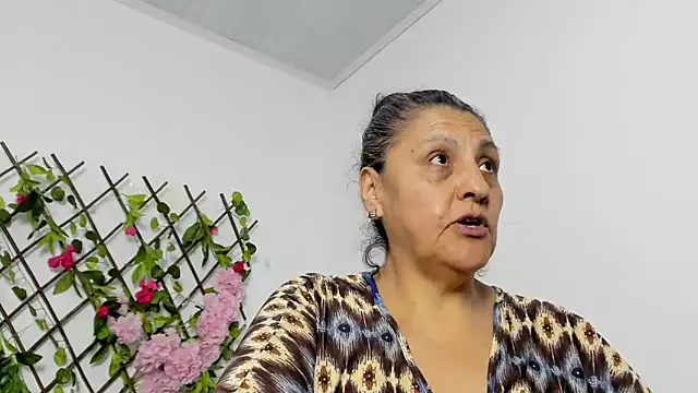 Snapshot of merlyna_goldens chatting on December 2025 11:25:02 PM merlyna goldens online show from December 2025 11:25:02 PM