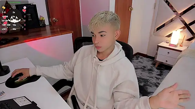 Snapshot of Austin_connor_ chatting on December 2024 10:13:02 PM Austin connor online show from December 2024 10:13:02 PM