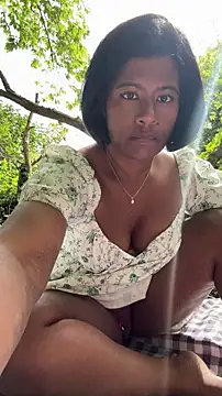 Snapshot of RoseMelanie chatting on May 2026 11:40:01 AM RoseMelanie online show from May 2026 11:40:01 AM