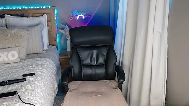 Snapshot of Lenaxox chatting on September 2025 03:11:01 PM Lenaxox online show from September 2025 03:11:01 PM