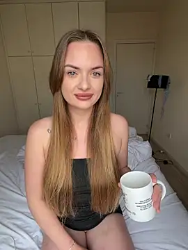 Snapshot of ElenaRebelle chatting on April 2026 07:06:02 AM ElenaRebelle online show from April 2026 07:06:02 AM