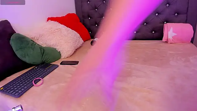 Snapshot of AlissonnFoxx chatting on December 2025 09:52:02 PM AlissonnFoxx online show from December 2025 09:52:02 PM