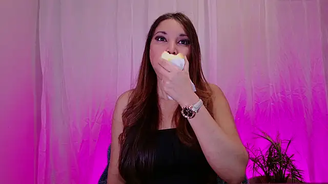 Snapshot of DivineLynn chatting on January 2025 03:50:01 PM DivineLynn online show from January 2025 03:50:01 PM