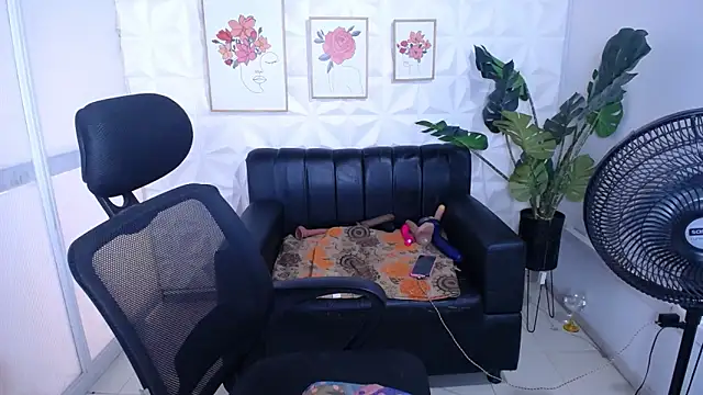 Valentinaa mature online show from March 2026 07:40:01 PM