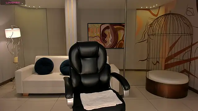 LizzHamilton   online show from November 2025 08:43:01 PM