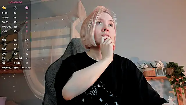 ReiYosimoto online show from November 2025 04:18:02 PM