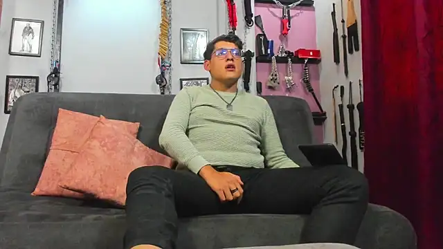 Snapshot of dom2travelersss chatting on March 2025 06:26:02 PM dom2travelersss online show from March 2025 06:26:02 PM