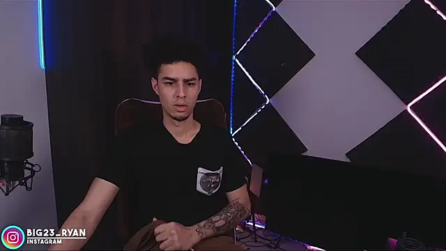 bigryann23 online show from February 2026 03:33:01 AM